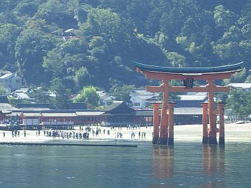 JR船上から見る大鳥居 JR船上から見る大鳥居