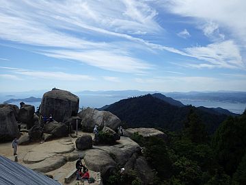 弥山山頂で昼食 弥山山頂で昼食