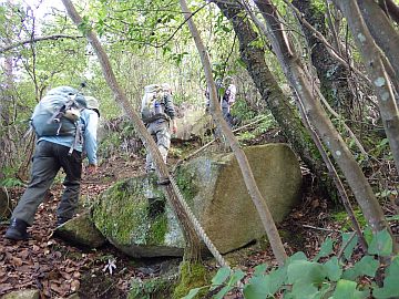 滑りやすい尾根を登る 滑りやすい尾根を登る