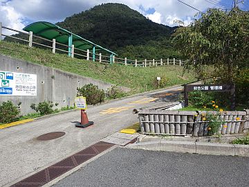 海田総合公園管理棟から洞所山を見る 海田総合公園管理棟から洞所山を見る