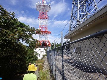 原山三角点北側の巨大電波塔 原山三角点北側の巨大電波塔
