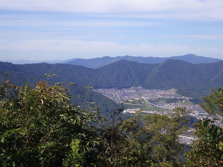 みどり坂の向こうに白木山 みどり坂の向こうに白木山
