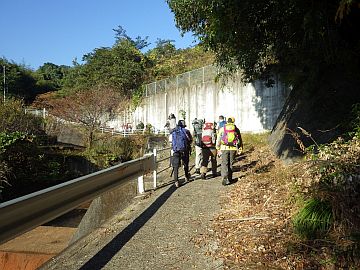 簡易舗装道を行く 簡易舗装道を行く