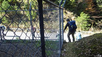 電波塔の裏から林道へ出る 電波塔の裏から林道へ出る
