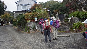 狭い民家の間を行く 狭い民家の間を行く
