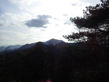 堂床山の懐に可部冠山 堂床山の懐に可部冠山