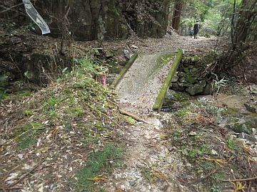 橋片側落下地点 橋片側落下地点